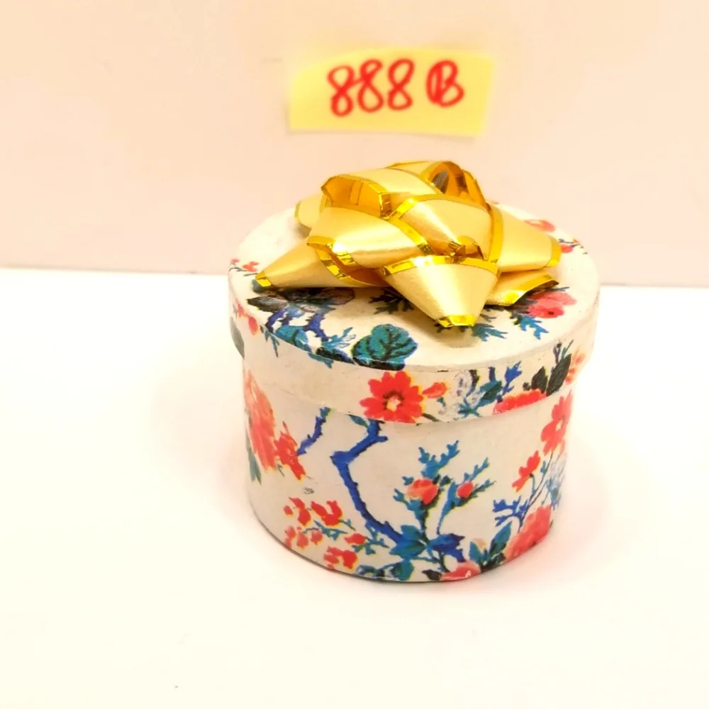 #888B Christmas Holiday Jewelry Box that looks like a Hat Box with Bow on Top